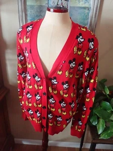 Disney Strickjacke Erwachsene Gr. M Mickey Mouse All Over Print rot Pullover - Bild 1 von 4