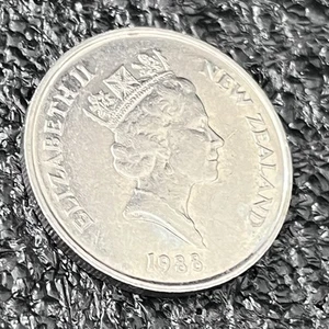 1988 New Zealand ***10 cents*** KM# 61~Queen Elizabeth II~Maori koruru~L@@K - Picture 1 of 2