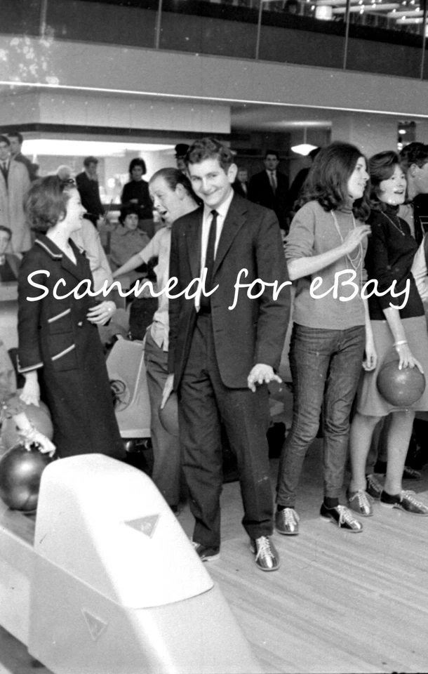 YOUNG TEENS BOWLING AT WEMBLEY STADIUM BOWL YOUTH FASHION - 1 NEGATIVE c1962 — 第 1/1 张图片