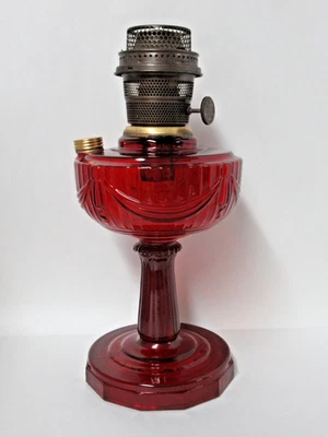 LÁMPARA DE ACEITE ALADDIN ROJA LINCOLN DRAPEADA CON QUEMADOR MODELO B Foto 1 de 4