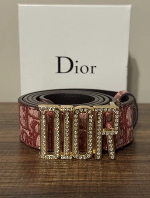 Cinturón Dior Marca Christian Dior Logo Hebilla Rojo y Negro Foto 1 de 4