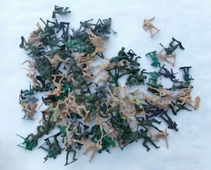 LG. Lot 132 Pieces Plastic Army Men Soldiers Mixed Assortment Of Colors & Sizes - Picture 1 of 8