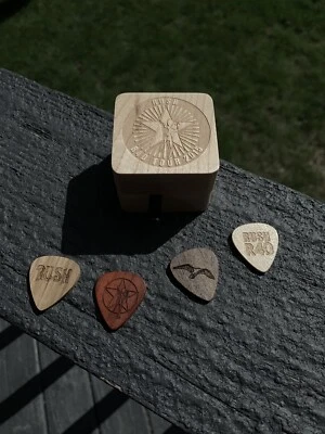 Rush R40 Gira de Conciertos Lote VIP Bolsa Selecciones Programa Geddy Lee Lifeson Peart Nuevo 2015 Foto 1 de 4