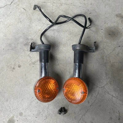 Suzuki GZ250 1999-2010 señales de giro delanteras izquierda y derecha con soportes OEM Foto 1 de 4