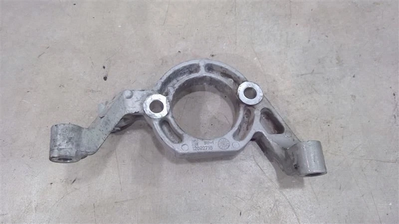 2018-2020 CHEVROLET TRAVERSE TRANSMISSION TRANSFER CASE BRACKET 12692716 - Image 1 of 4