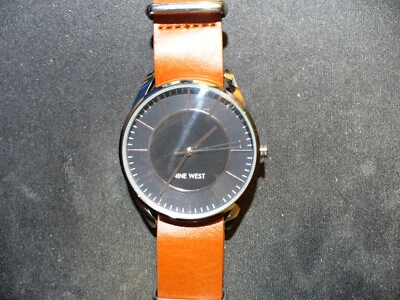 Reloj de cuarzo Nine West tono plata cara negra nuevo Foto 1 de 4