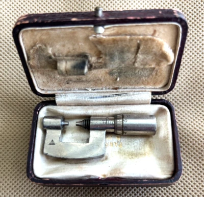 HERRAMIENTA DE MEDICIÓN MICRÓMETRO RELOJERO 2-1/4" LARGO CON CAJA Foto 1 de 4