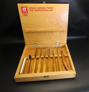 J.A. HENCKELS SET PROFESSIONALE UTENSILI INTAGLIO LEGNO VINTAGE Made Germany COND. INUTILIZZATI - Foto 1 di 24