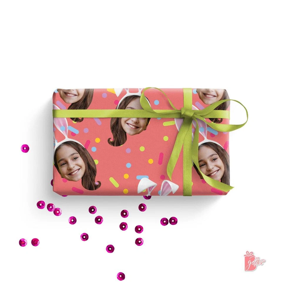 Divertido rollo de papel de regalo personalizado con orejas de conejo caprichosas cortadas en la cara con foto Foto 1 de 4