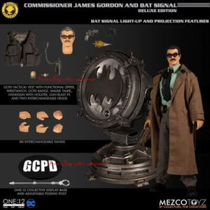 Mezco Toyz 1/12 Commissioner James Gordon And Bat Signal Deluxe Edition Auf Lager - Bild 1 von 9