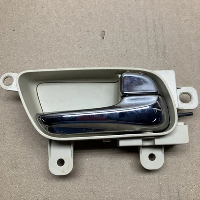 Maçaneta interna da porta traseira Infiniti QX56 QX80 2011-2020 bronzeado: C fabricante de equipamento original - Imagem 1 de 4