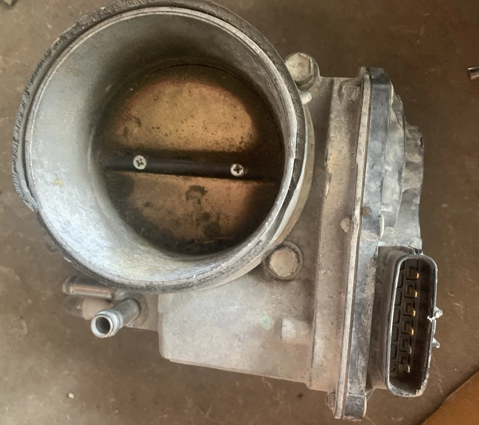 Carrocería del acelerador Toyota Tundra 2005-2009 para motor de 8 cilindros 2UZFE 22030-0F010 Foto 1 de 2