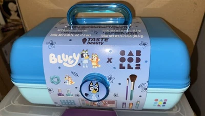 Organizador de Maquillaje Bluey X Caboodles, Juego de Cosméticos de 12 Piezas Foto 1 de 4