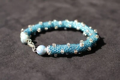 Perlenarmband aus blauen Glasperlen 100% Selbstgemacht und Neu - Bild 1 von 3