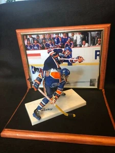 Wayne Gretzky Edmonton Oilers "The Great one" Mcfarlane Monument for man Cave - Picture 1 of 3
