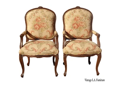 Par de sillas laterales florales marrones estilo Luis XVI francesas vintage Foto 1 de 4