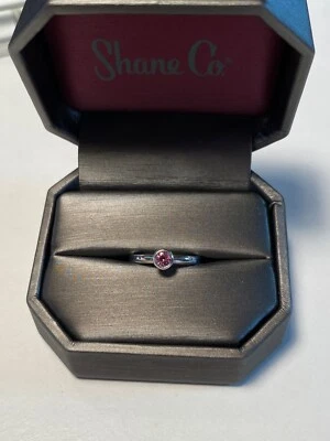 SHANE CO. - ANILLO - ORO BLANCO 14K - JUEGO BISEL ZAFIRO MELOCOTÓN - 0,27 CT Foto 1 de 4