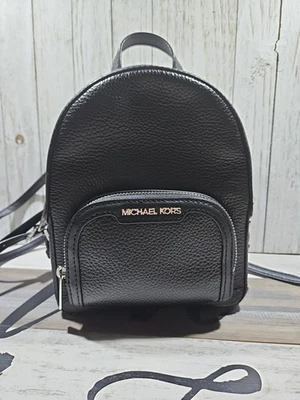 Mochila Convertible Michael Kors Negra Jaycee Extra Pequeña Cuero Guijarro  Foto 1 de 4