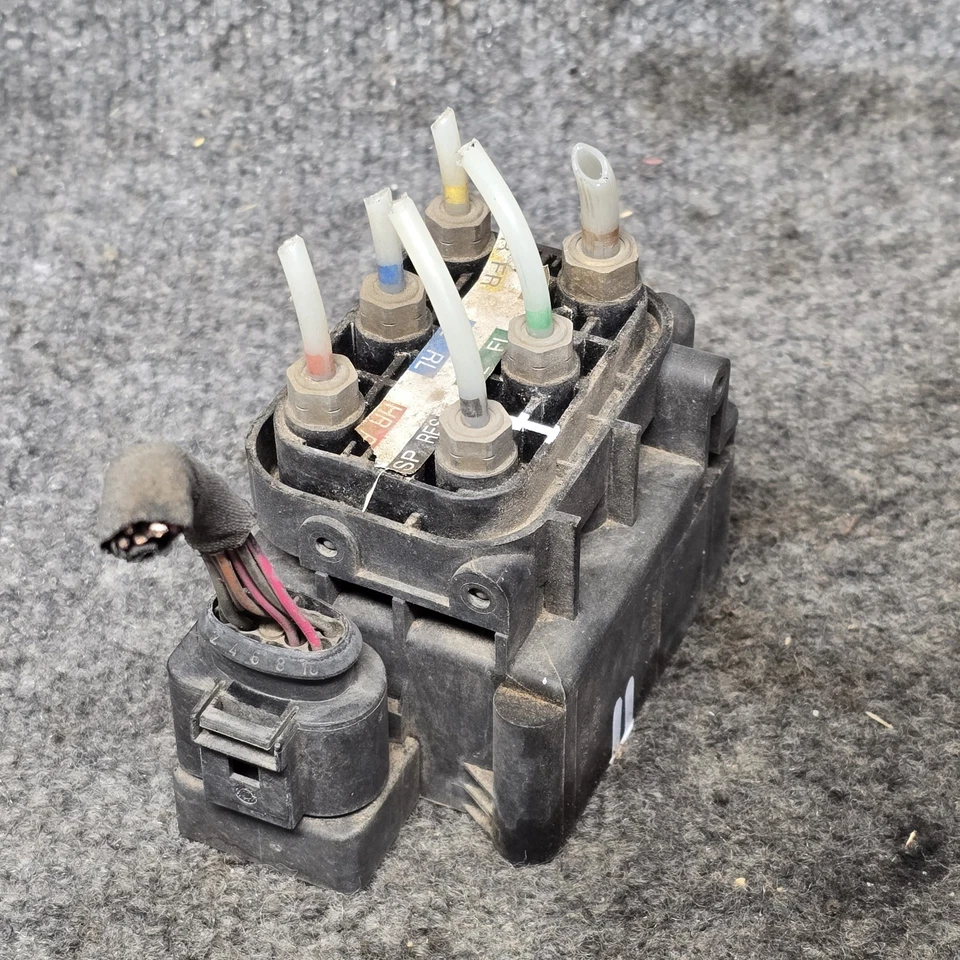 2008 Mercedes Benz GL320 cdi 4MATIC Air Suspension Valve Block - Image 1 of 4