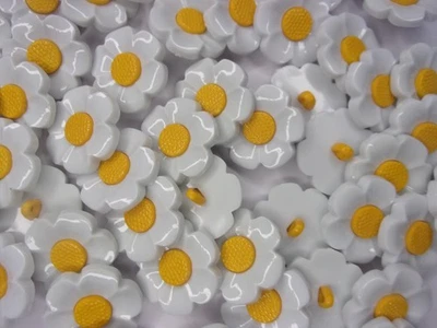 50 x Cute White Daisy Flower Novelty Shank Buttons 21mm Craft Sewing Knits Q43 - Image 1 of 2