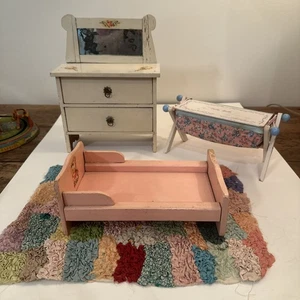 Comò bambola vintage con letto rosa e coperta/tappeto antico e bagno dolly 4 oggetti - Foto 1 di 24