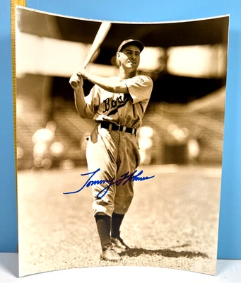 🔥 Milwaukee Braves TOMMY HOLMES Autographed B&W Photograph 8x10🔥 - Image 1 of 3