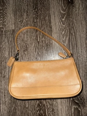 Bolso de hombro Coach pequeño de cuero en color tostado vintage Coach bronceado Y2K Foto 1 de 4
