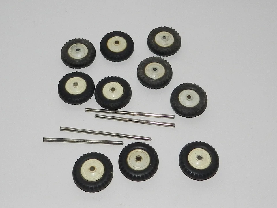 Dinky Toys 887 10 ROUES + PNEUS + 4 AXES  Unic Air BP  originale des années 1960 - Photo 1/1