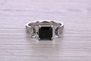 Ring mit blauem und weißem Saphir im Smaragdschliff Trilogie-Set Platin - Bild 1 von 8