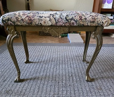 Antiguo W.H. Howell Co. Banco con patas de hierro fundido de color bronce Foto 1 de 4