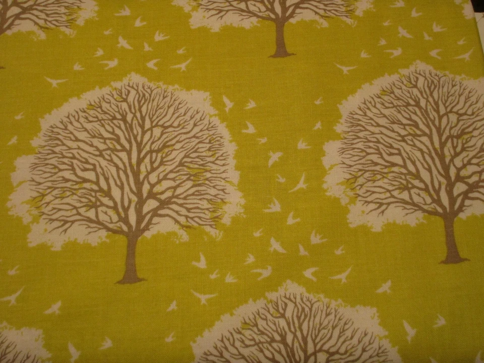Tela 100 % algodón árboles marrones y pájaros blancos sobre amarillo-verde 1 yarda roble majestuoso Foto 1 de 4