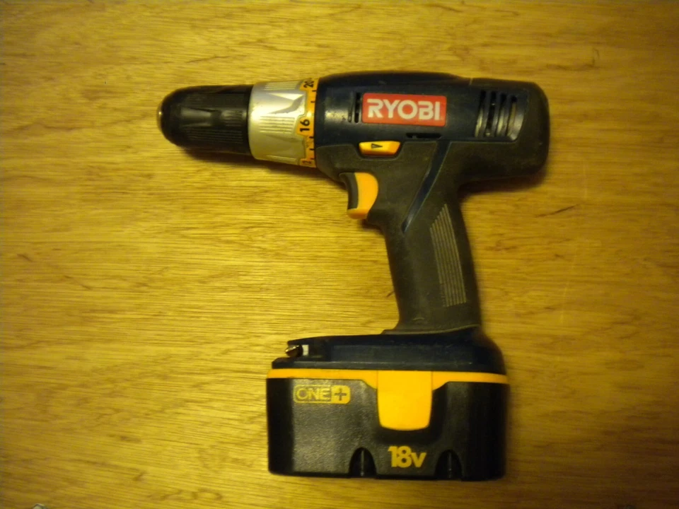 Taladro/destornillador Ryobi P204 con una batería Ryobi One+ 18V P100 1,3AH Ni-Cd Foto 1 de 2