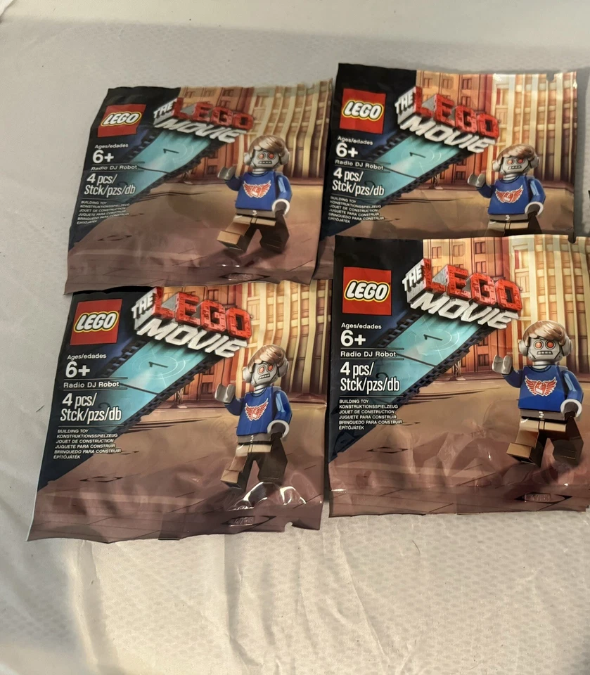 Lote de 4 minifiguras exclusivas de la película LEGO: Radio DJ Robot (5002203) Foto 1 de 3