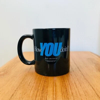 Taza FRIENDS Joey How You Doin, negra con letras azules y blancas Foto 1 de 4