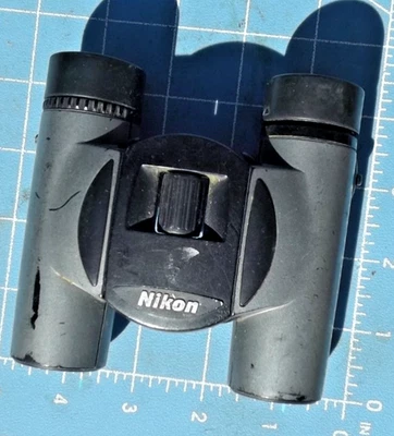 Par de binoculares compactos Nikon antiguos usados Foto 1 de 4