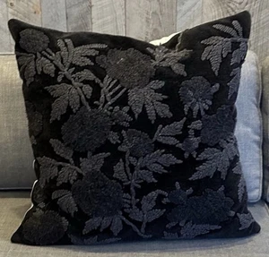 Pottery Barn Florence bestickter Kissenbezug anthrazit 22”x22,5” schwarz - Bild 1 von 6