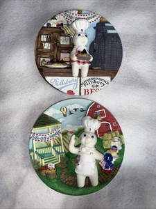 Lotto 2 piatti da collezione 3D Danbury Pillsbury Doughboy come nuovi 1999-2000 Bake Off - Foto 1 di 6