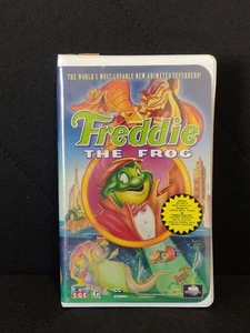 Freddie The Frog (1995) Clamshell VHS Tape James Earl Jones Ben Kingsley Sealed - Foto 1 di 4