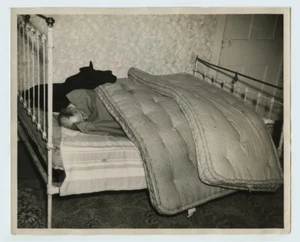 Foto documental c1920 hombre durmiendo bajo 2 colchones por M. J. Shiels, Newark - Imagen 1 de 3