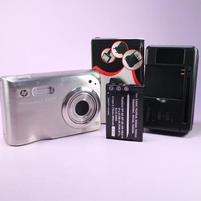 HP Digital Camera Photosmart R927 8.2MP Silver Tested With Battery and Charger - Image 1 of 4