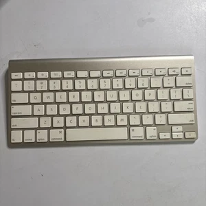 Apple A1314 Wireless Keyboard - Picture 1 of 8