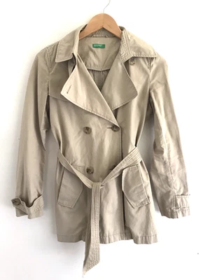 Gabardina corta para mujer UNITED COLORS BENETTON color tostado ligero con cinturón talla 40 Foto 1 de 4