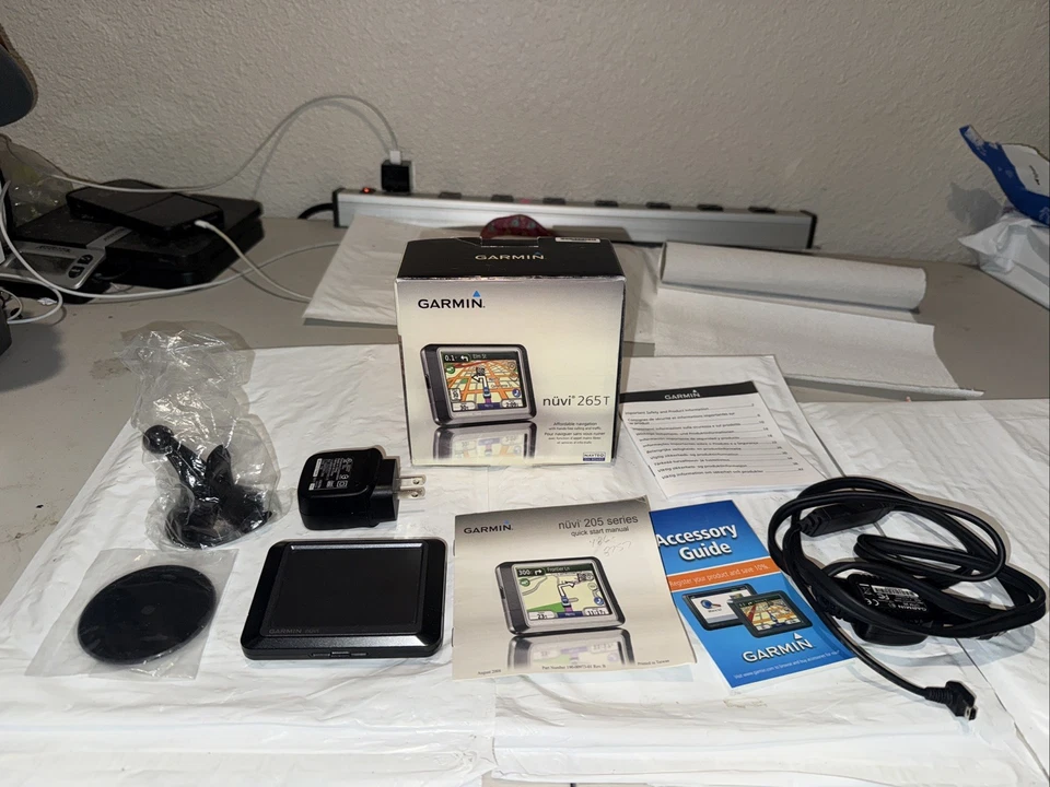 Garmin Nüvi 265T 3.5-Inch Bluetooth Portable GPS Navigator Traffic & Accessories - Image 1 of 4