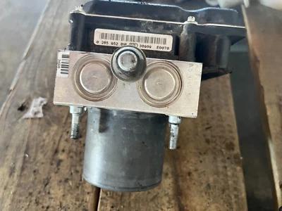 OEM 13-15 INFINITI QX70 ANTI-LOCK BRAKE MODULE PUMP 3.7L AWD 476603WY0C - Image 1 of 3