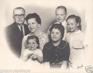 Foto de familia de los años 50-8x10 de 6-hombres-dama-4 niños-pequeño muy preocupado - Imagen 1 de 1