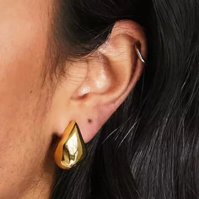 Pendientes enchapados en oro de 14k con diseño de tachuelas fundidas de diseño ASOS  Foto 1 de 2
