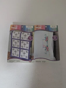 Fundas de almohada estampadas con cruz victoriana y bloques de edredón Janlynn God is Love - Imagen 1 de 4