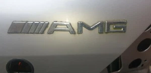 INSIGNIA/EMBLEMA MALETERO TRASERO ORIGINAL MERCEDES-BENZ SLC SLK SLR SLS-AMG “AMG” - Imagen 1 de 2