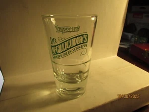 Dr. McGillicuddy's Scnapps - 3 3/4" Shotglass base pesada - logotipo verde - nuevo - Imagen 1 de 4