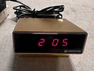 Sveglia LED rossa satellitare Tik-Tron vintage anni 70, mod 303 -oro- Hong Kong - Foto 1 di 18